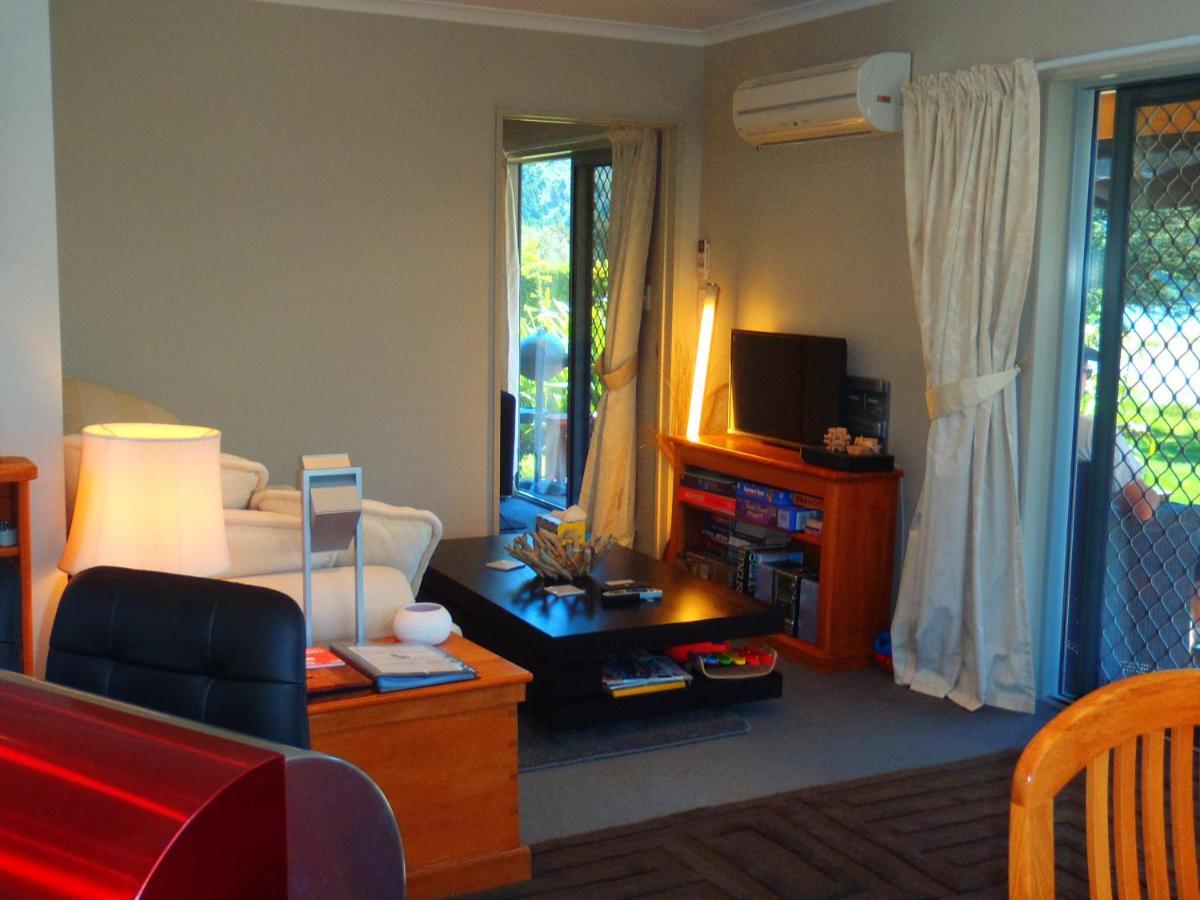 Lakefront Fantail Cottage Lake Hawea, Wanaka Exterior foto